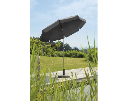 Grauer Gartenschirm auf einer Terrasse