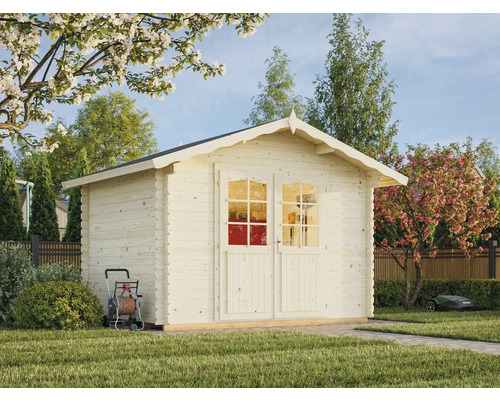 Scène de jardin avec abri de jardin en bois, tondeuse à gazon et chariot de tuyau d'arrosage.