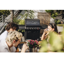 Gasgrill mit Personen im Garten