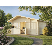 Gartenhaus aus Holz mit Tür und Fenster in einem hellen Garten