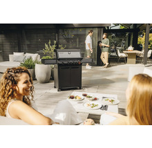 Espace extérieur avec barbecue à gaz, sièges et personnes