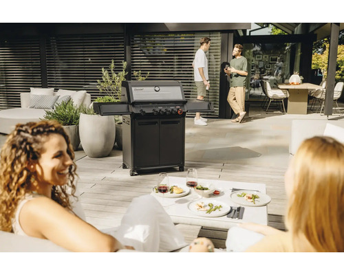 Espace extérieur avec barbecue à gaz, sièges et personnes