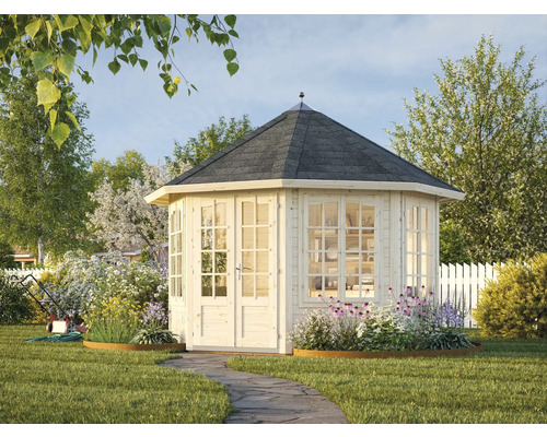 Garten mit Holzpavillon, Blumen und Rasen