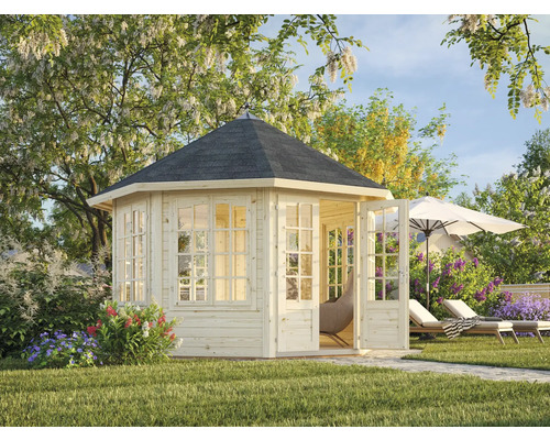 Gartenpavillon aus Holz mit geöffneten Türen in grüner Gartenumgebung.