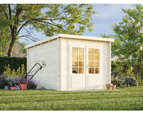 Jardin avec abri de jardin en bois, tondeuse à gazon et outils de jardinage