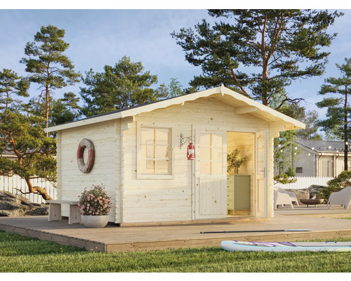 Abri de jardin en bois avec fenêtre et porte ouverte sur une terrasse en bois