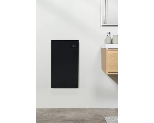 Convecteur mural noir avec affichage numérique dans une salle de bains