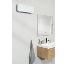 Salle de bains avec climatiseur, meuble sous-vasque et miroir