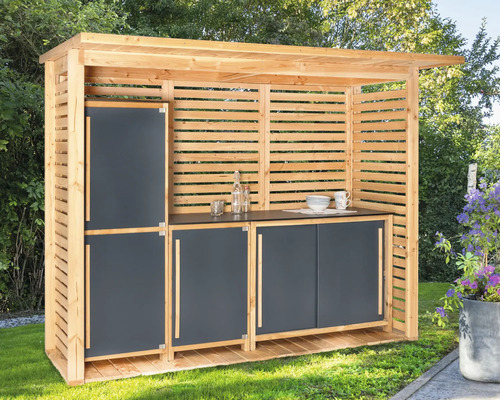 Cuisine d'extérieur en bois avec plan de travail et armoires pour l'extérieur