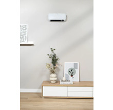 Salon avec chauffage mural au-dessus d'une commode décorée d'un vase