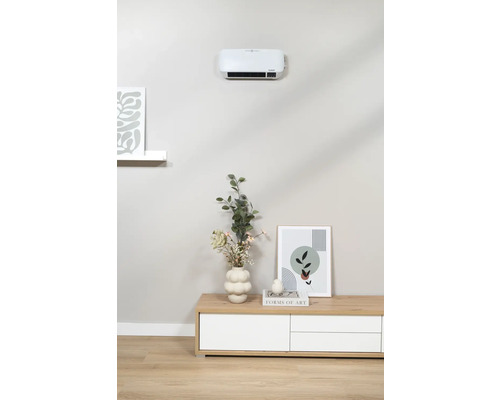 Salon avec chauffage mural au-dessus d'une commode décorée d'un vase