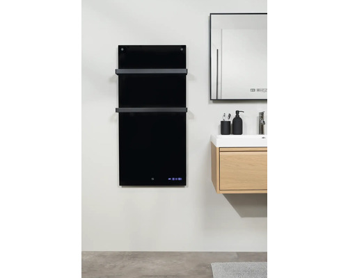 Salle de bains avec sèche-serviettes noir, miroir et meuble sous-lavabo