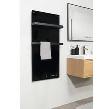 Salle de bains avec sèche-serviettes noir, serviette et lavabo