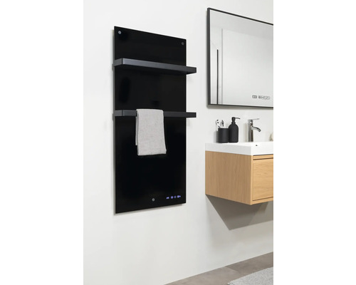 Salle de bains avec sèche-serviettes noir, serviette et lavabo