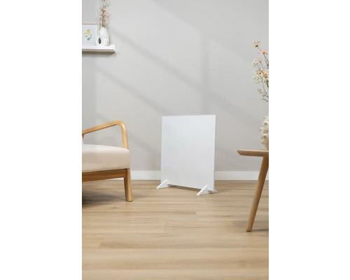 Radiateur infrarouge blanc dans un salon lumineux.