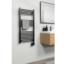 Schwarzer Handtuchwärmer mit Handtuch im Badezimmer