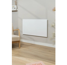 Salon avec un panneau chauffant mural et un fauteuil