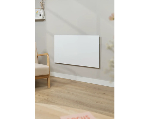 Salon avec un panneau chauffant mural et un fauteuil