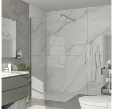 Salle de bains avec douche, lavabo et toilettes