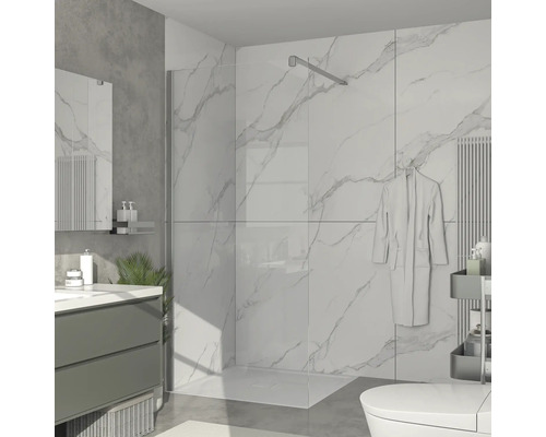 Salle de bains avec douche, lavabo et toilettes