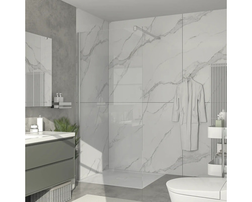 Salle de bains lumineuse avec douche, lavabo, miroir et toilettes