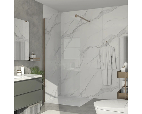 Salle de bain moderne avec douche, lavabo et toilettes.