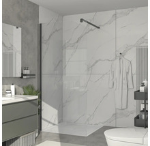 Salle de bains lumineuse avec douche, lavabo et toilettes