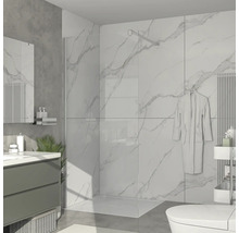 Salle de bains avec douche, lavabo, miroir et toilettes dans un design lumineux