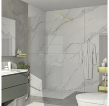 Salle de bain moderne avec douche, lavabo et toilettes devant un mur en marbre blanc