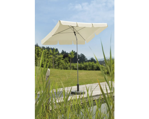 Rechteckiger Sonnenschirm auf einer Terrasse