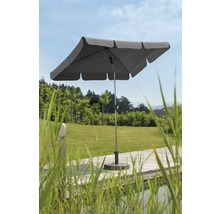 Rechteckiger Sonnenschirm mit Ständer auf einer Holzterrasse im Garten