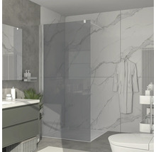 Salle de bain moderne avec paroi de douche, lavabo, toilettes et radiateur