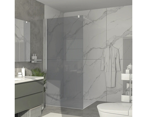 Salle de bain moderne avec paroi de douche, lavabo, toilettes et radiateur