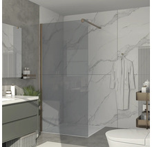 Salle de bain moderne avec paroi de douche en verre, meuble-lavabo et toilettes