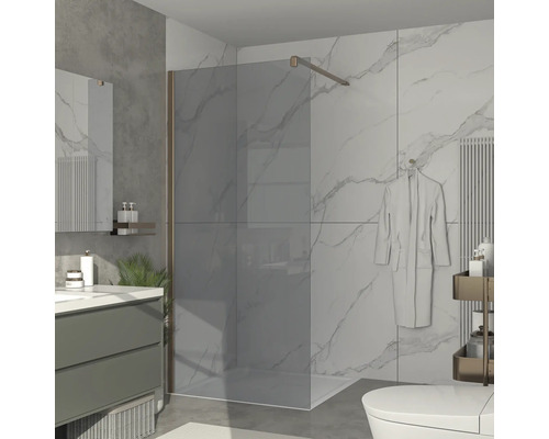 Salle de bain moderne avec paroi de douche en verre, meuble-lavabo et toilettes