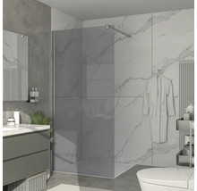 Salle de bain moderne avec douche à l'italienne, meuble-lavabo et carrelage en marbre.