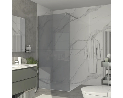 Salle de bain moderne avec douche à l'italienne, meuble-lavabo et carrelage en marbre.