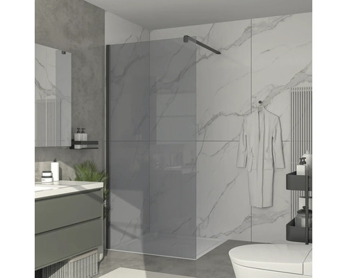 Douche à l'italienne Jungborn vitre TRIA 86 x 210 cm décor verre gris revêtement en verre résistant à la saleté Salle de bain avec paroi de douche en verre, lavabo et toilettes.