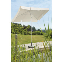 Quadratischer Sonnenschirm mit Schirmständer im Garten