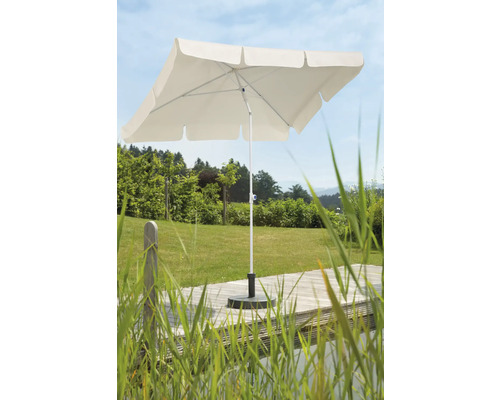 Quadratischer Sonnenschirm mit Schirmständer im Garten