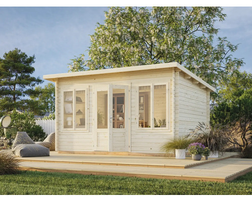 Abri de jardin en bois avec fenêtres et porte double sur terrasse en bois dans le jardin