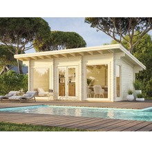 Jardin avec piscine et cabanon de jardin moderne en bois avec de grandes fenêtres