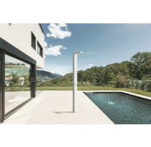 Aussenbereich mit Pool, Aussendusche und moderner Architektur