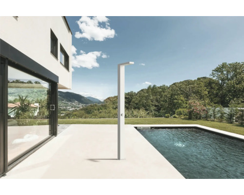 Aussenbereich mit Pool, Aussendusche und moderner Architektur