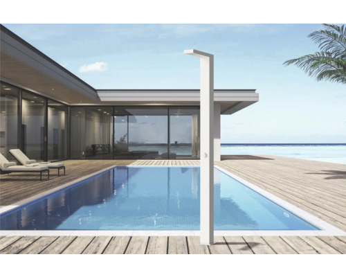 Freistehende Gartendusche neben einem Pool auf einer Holzterrasse