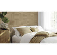 Schlafzimmer mit Holzwandpaneelen im geometrischen Design, Bett und Nachttisch