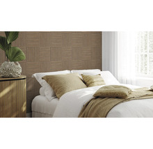 Schlafzimmer mit Holzwandpaneelen hinter dem Bett und einem kleinen Schrank.