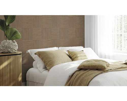 Schlafzimmer mit Holzwandpaneelen hinter dem Bett und einem kleinen Schrank.