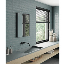 Salle de bains lumineuse avec lavabo, miroir, fenêtre et carrelage