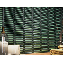 Wandgestaltung mit rechteckigen glänzenden Fliesen im Badezimmer.